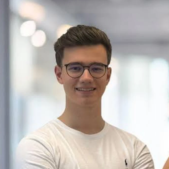 Leonard Döppeler mit Brille und weißem Shirt